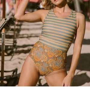 Albion Fit Swimsuit One Piece Size Large Women’s